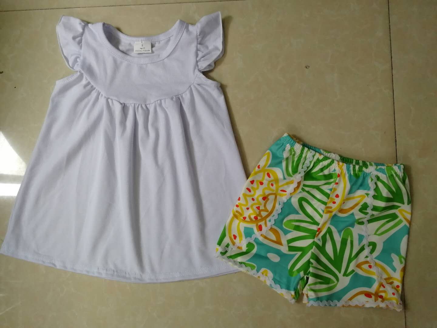 White short sleeve pattern suit