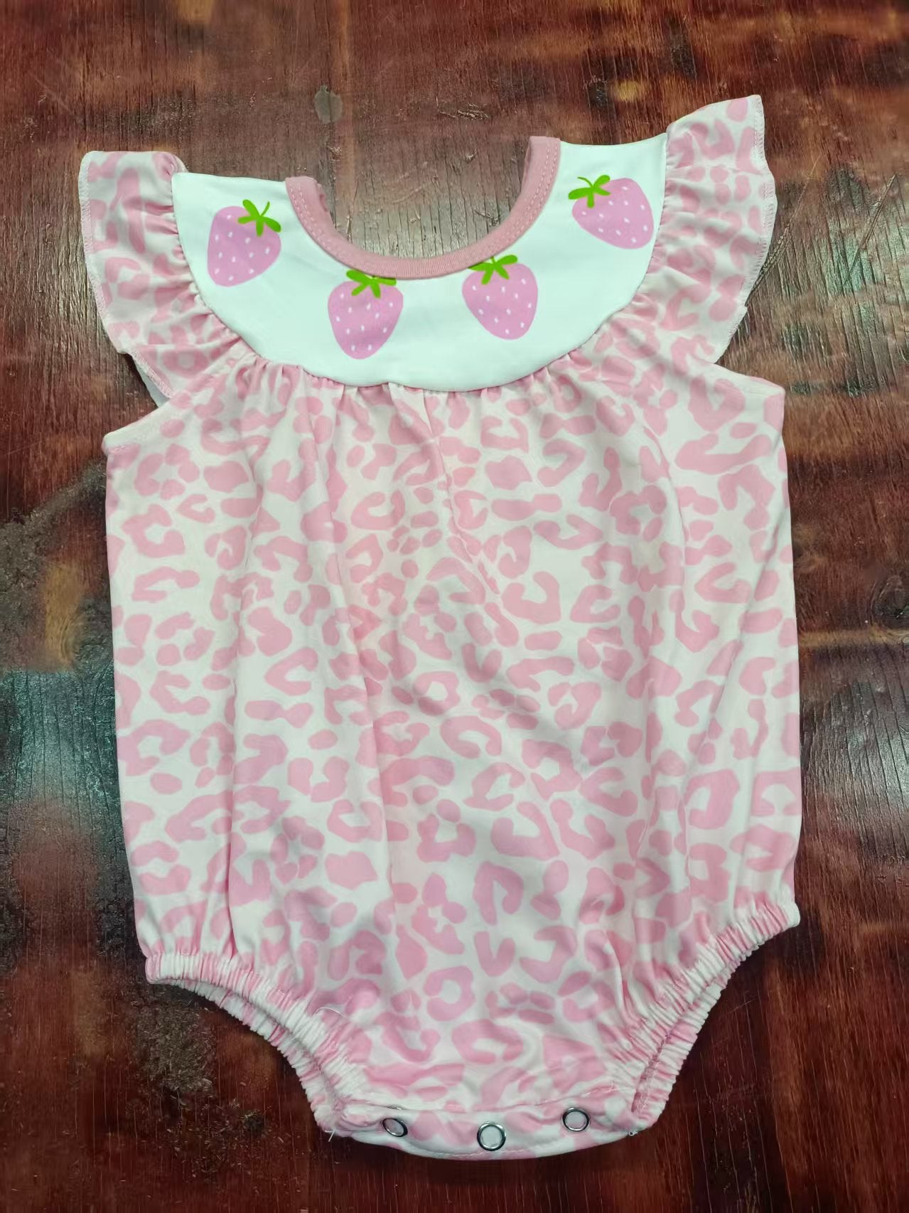 Custom moq 3 eta 6-7weeks baby girls clothes strawberry leopard flying sleeve romper
