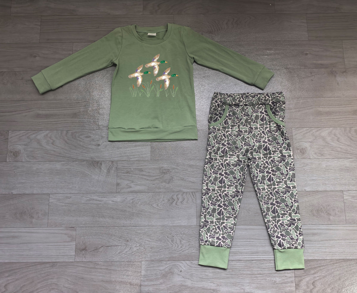(Sample) No moq milk silk BLP1358 Embroidery Baby Boys Ducks Green Camo Long Sleeve Pockets Jogger Clothes Sets