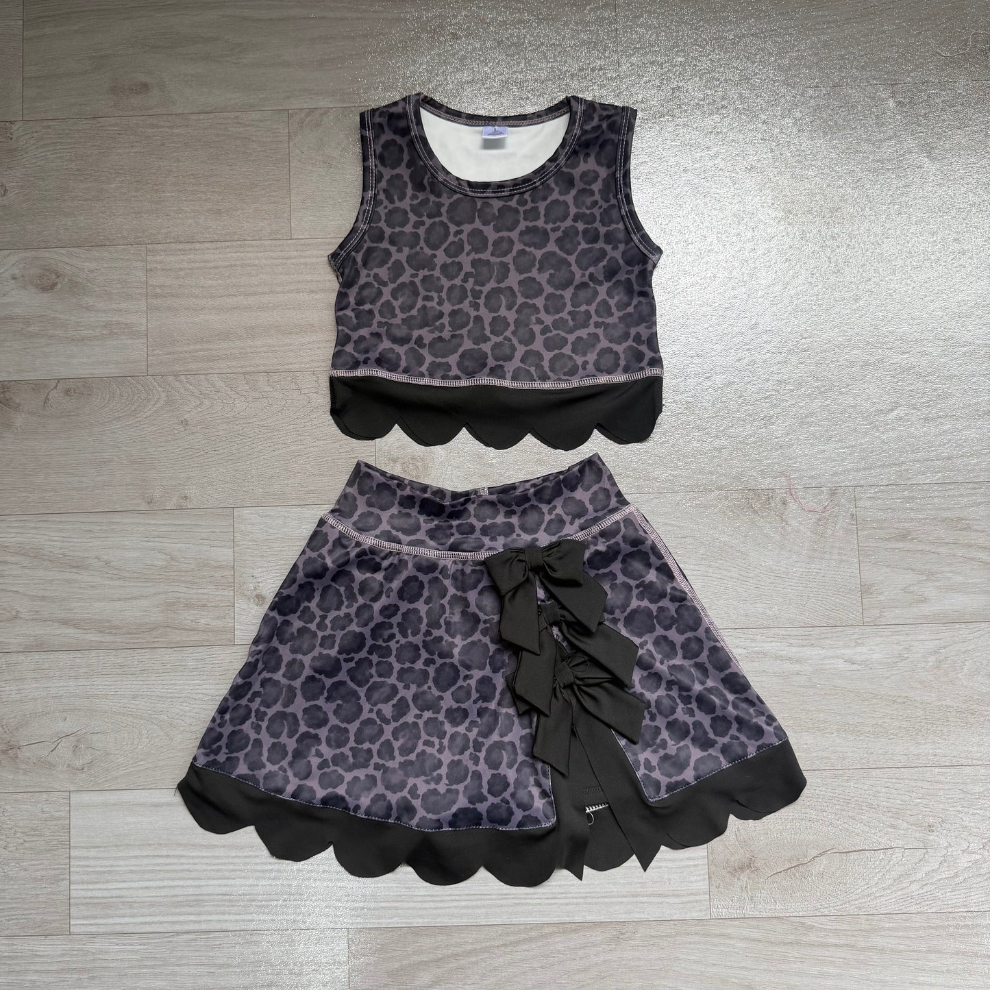 (Sample) No moq yoga fabric GSD4268 Baby Girls Black Leopard Bow Sleeveless Tank Scallop Hem Skort Set