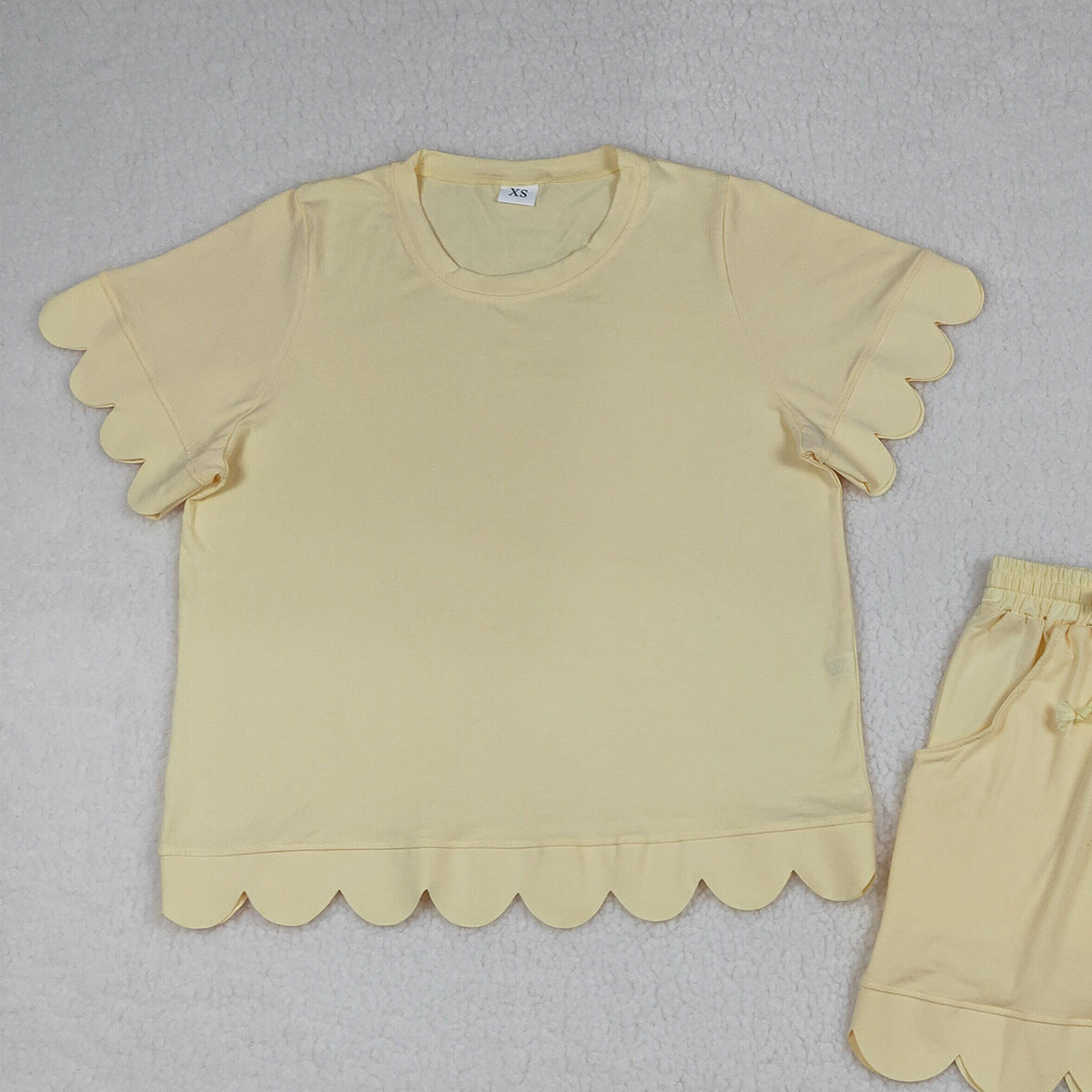 RTS NO MOQ GSSO3203 Adult Women's Yellow Short Sleeve Shirt And Scallop Shorts Set