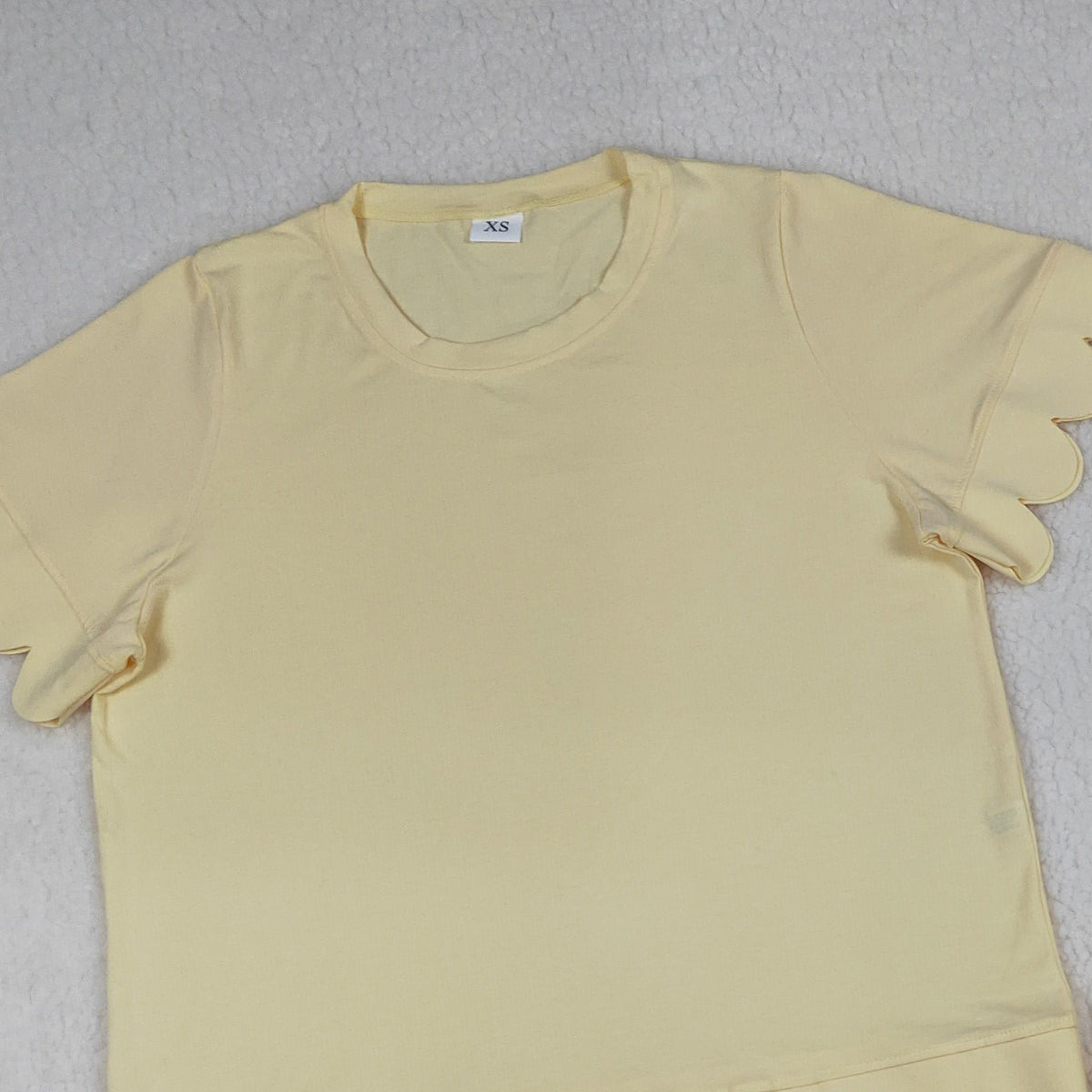 RTS NO MOQ GSSO3203 Adult Women's Yellow Short Sleeve Shirt And Scallop Shorts Set