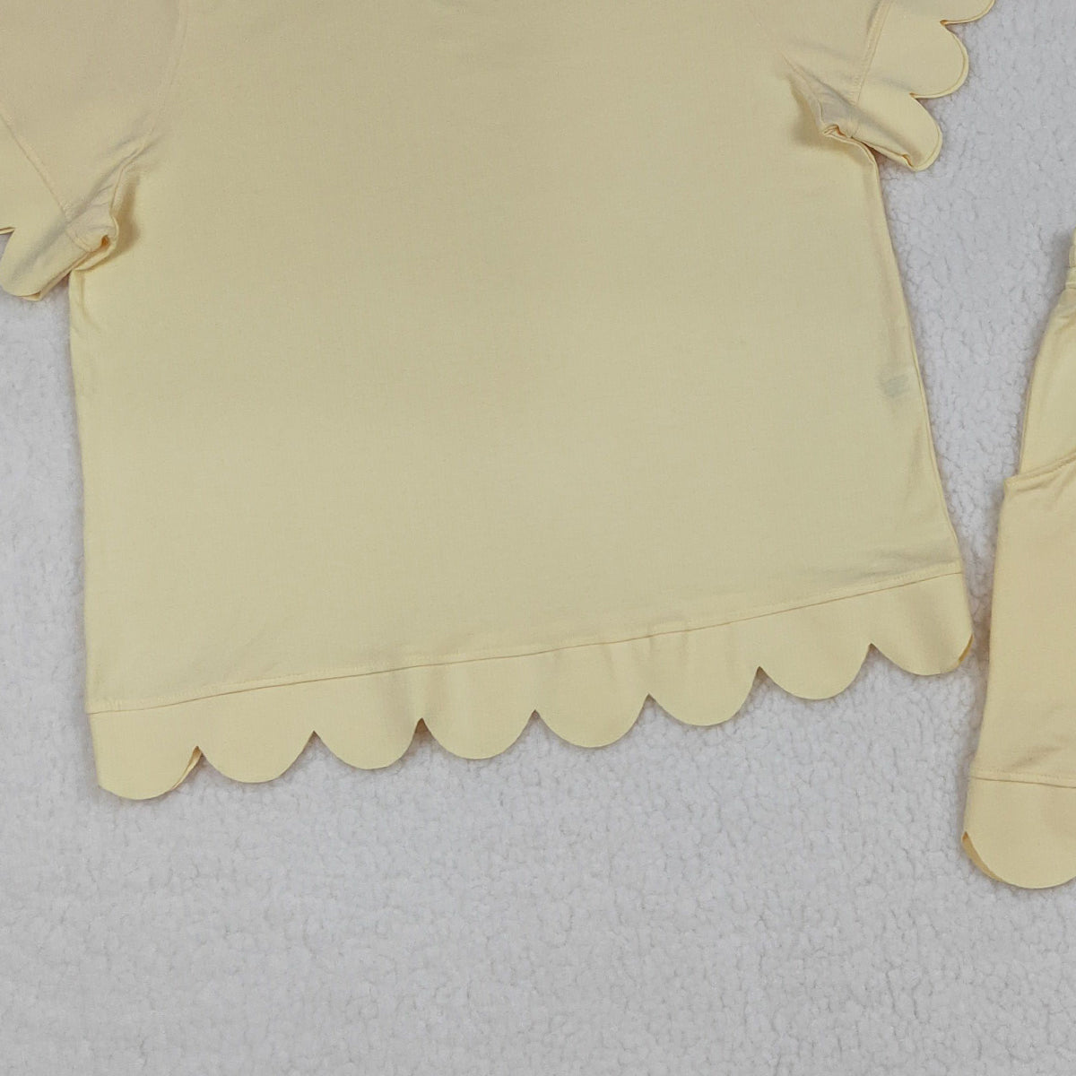 RTS NO MOQ GSSO3203 Adult Women's Yellow Short Sleeve Shirt And Scallop Shorts Set