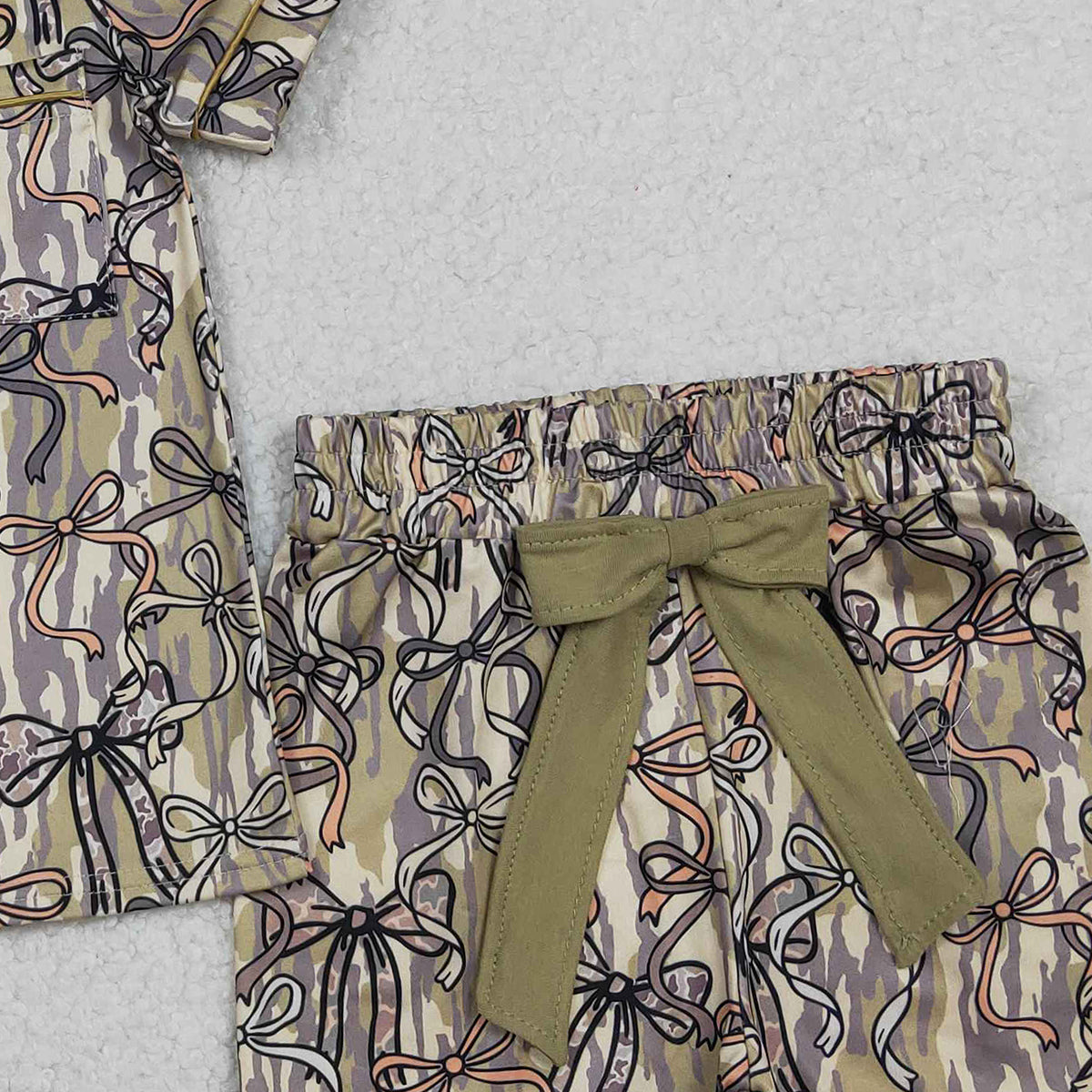 RTS NO MOQ GSSO3126 Baby Girls Southern Olive Camo Pajamas Set with Bows Button Pocket Top And Ruffle Shorts
