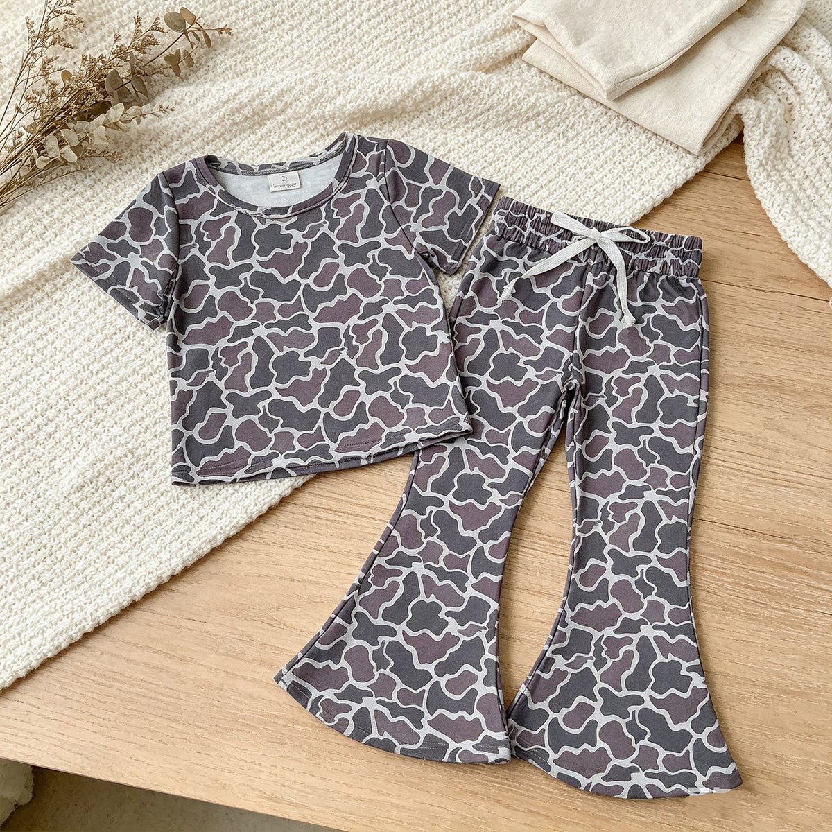 NEW RTS NO MOQ milk silk GSPO1889 Baby Girls Short Sleeve Camo Shirts Top Bell Bottom Pant Clothes Sets