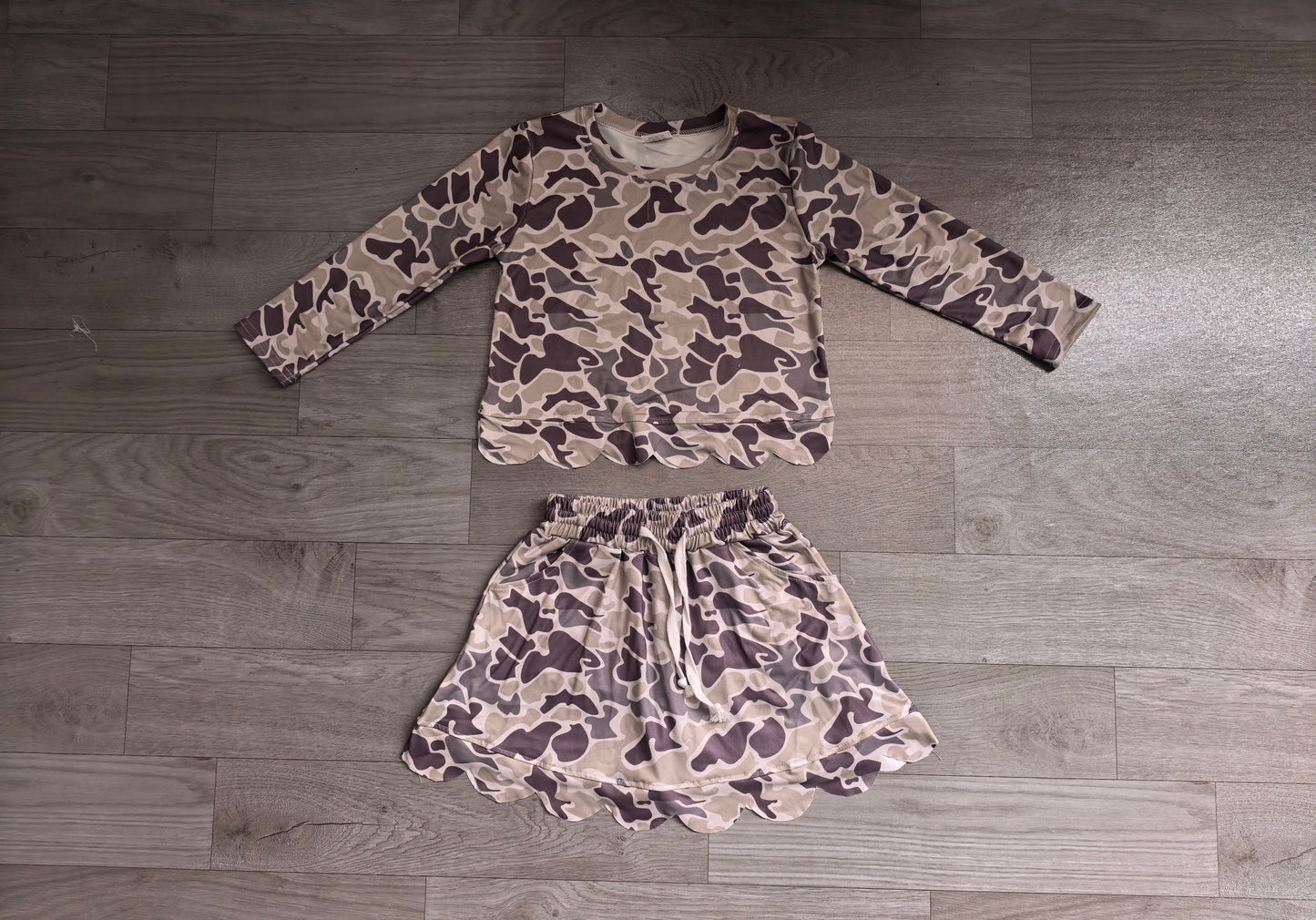 (Sample) No moq milk silk GLD1614（GT1685+GLK0297 ）Baby Girls Grey Camo Print Long Sleeve Scallop Hem Top Skort Clothes Set