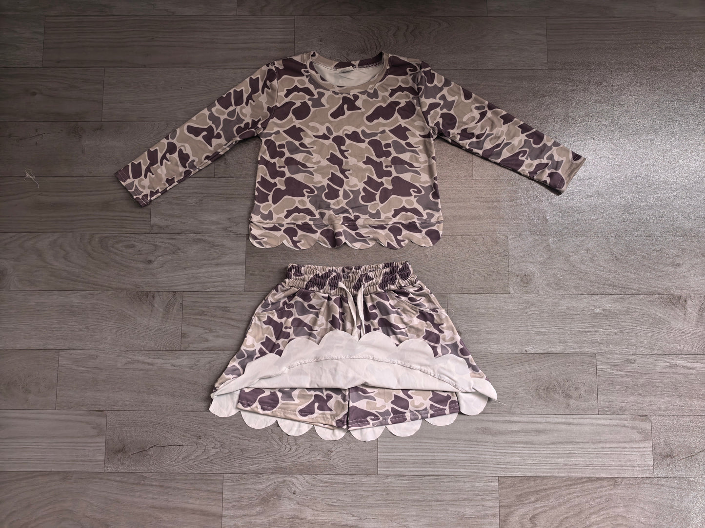 (Sample) No moq milk silk GLD1614（GT1685+GLK0297 ）Baby Girls Grey Camo Print Long Sleeve Scallop Hem Top Skort Clothes Set