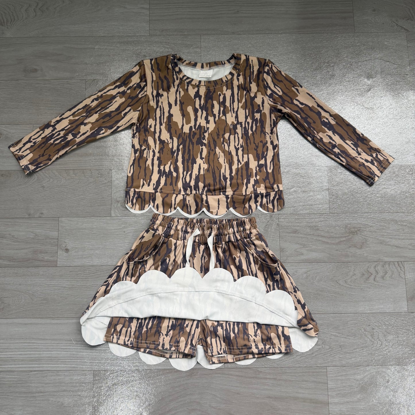 (Sample) No moq milk silk GLD1615（GT1686+GLK0298 ）Baby Girls Olive Camo Print Long Sleeve Scallop Hem Top Skort Clothes Set