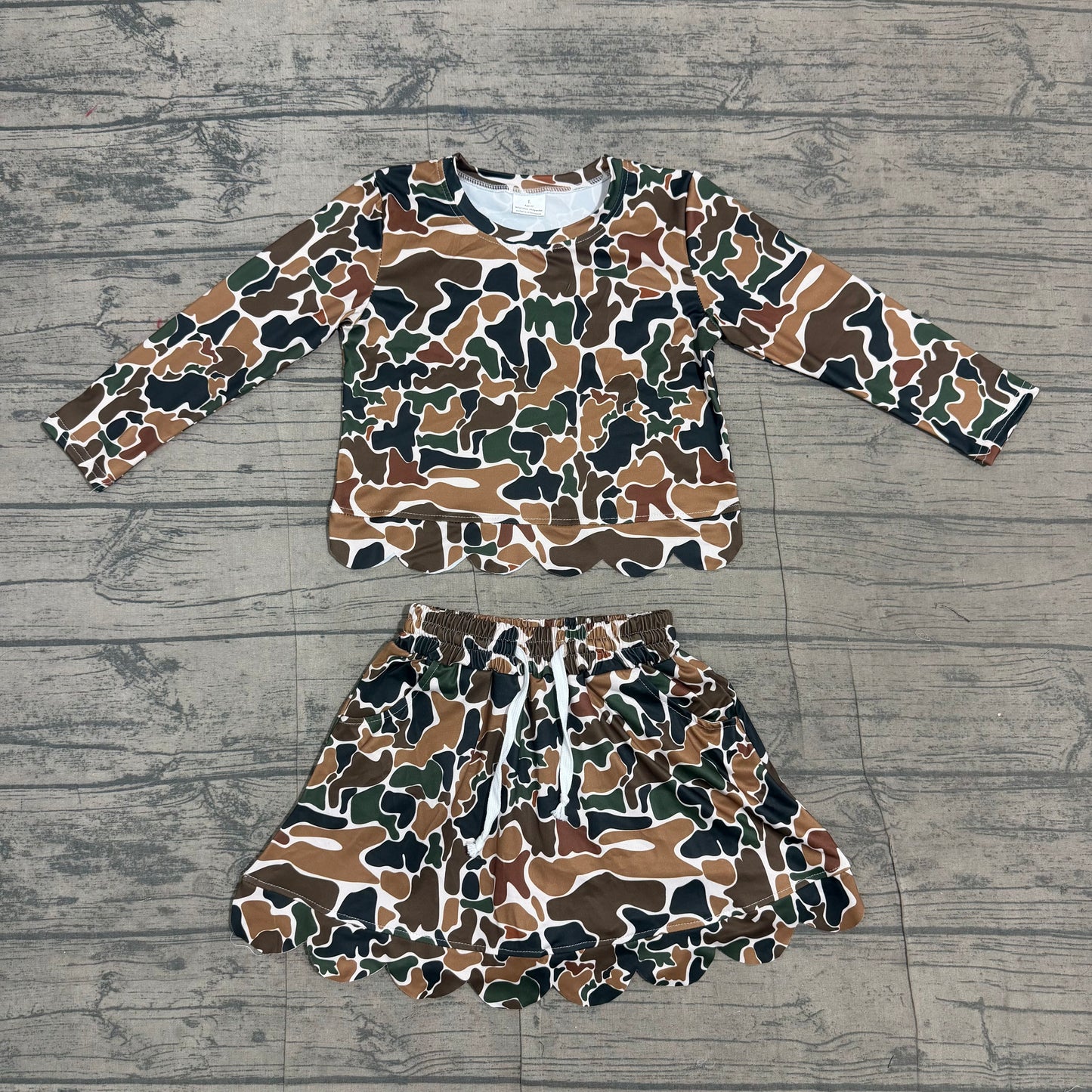 (Sample) No moq milk silk GLD1617（GT1688+GLK0300 ）Baby Girls Dark Brown Camo Long Sleeve Scallop Hem Top Skort Clothes Set