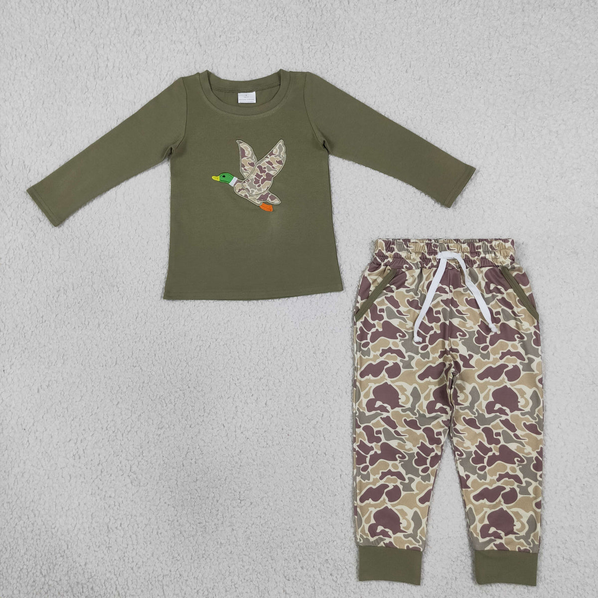 NEW RTS NO MOQ milk silk BLP1494 Embroidery Baby Boys Olive Green Long Sleeve Duck Embroidery Top Camo Hunting Jogger Pants Set
