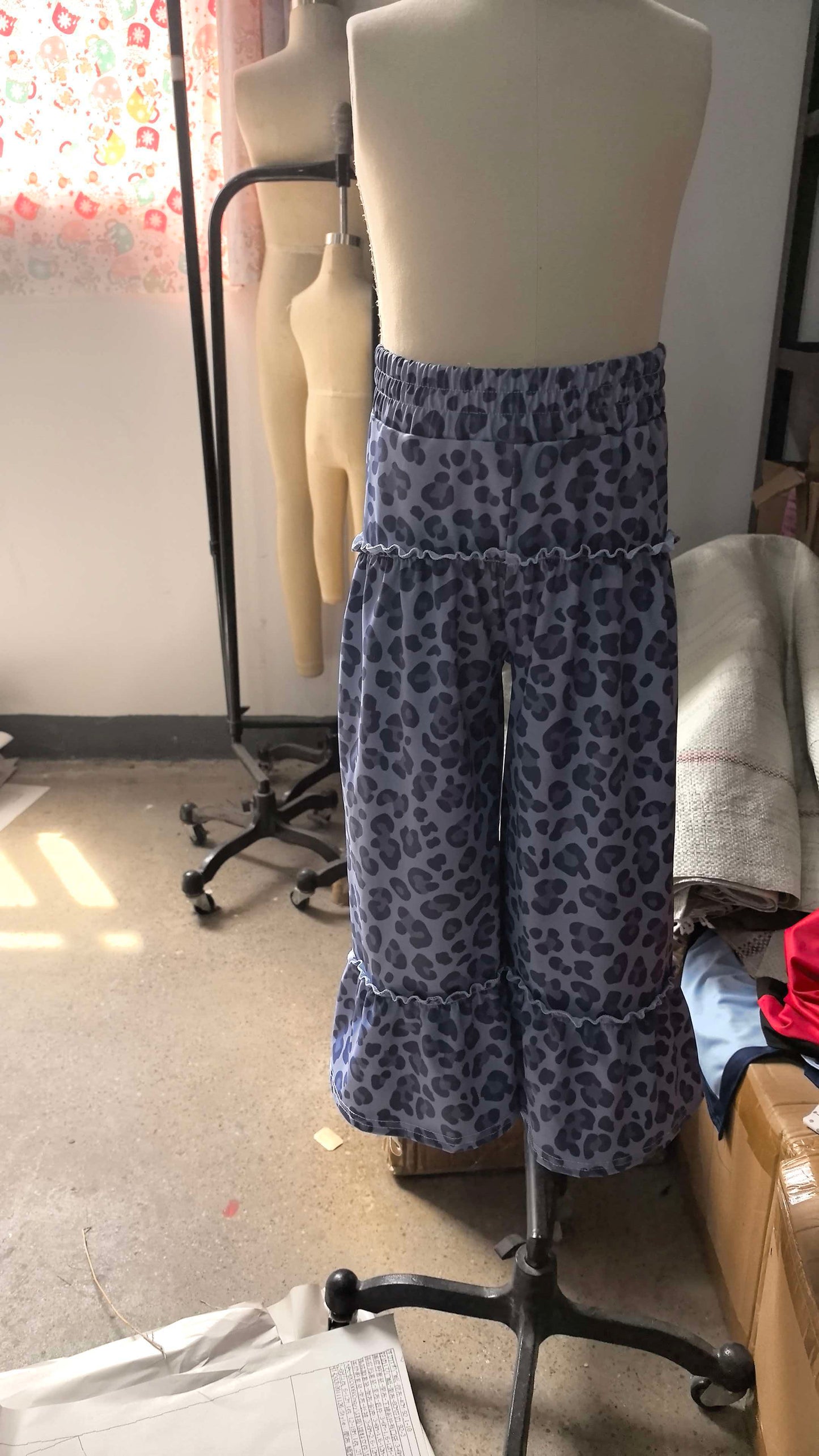 (Sample) No moq Yoga P1055 Baby Girls Grey Leopard Yoga Active Bell Bottom Pants