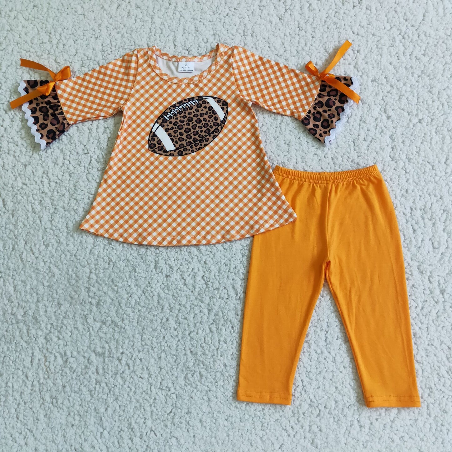 top with orange pants outfits