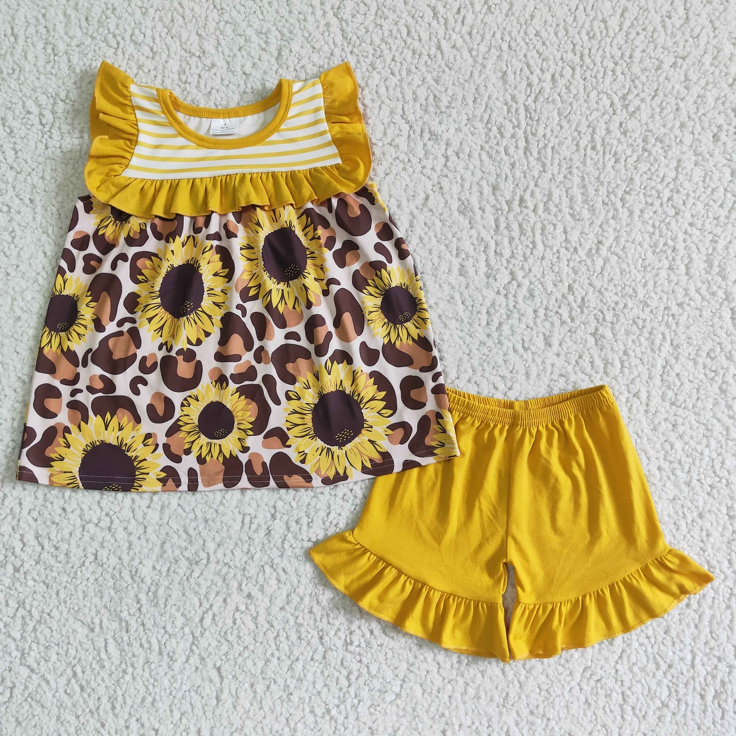 sunflowers top with shorts outfits